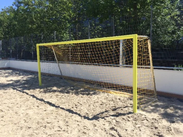verplaatsbaar beachsoccerdoel zand gele palen