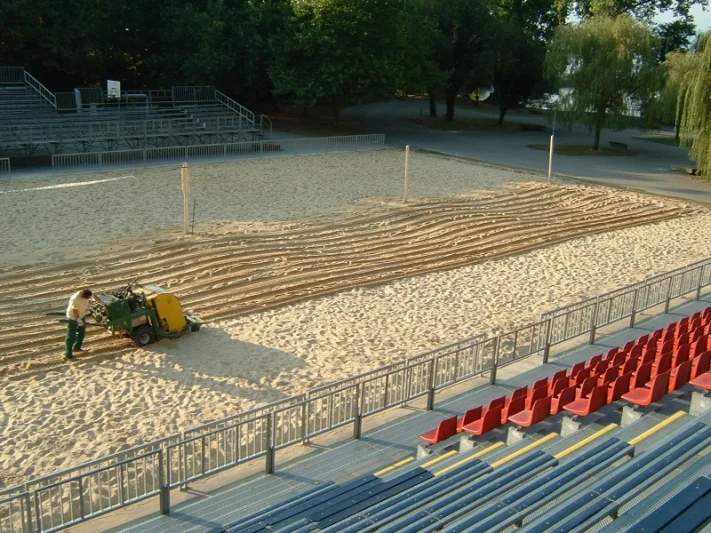 Sand cleaning for beach courts