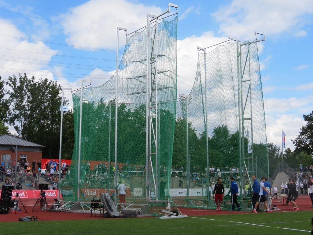 Protective cage for discus throwing and hammer throw (freestanding)