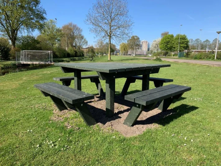 GreenMatter picnic table (4 benches)