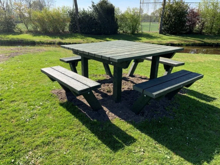 GreenMatter picnic table (4 benches)
