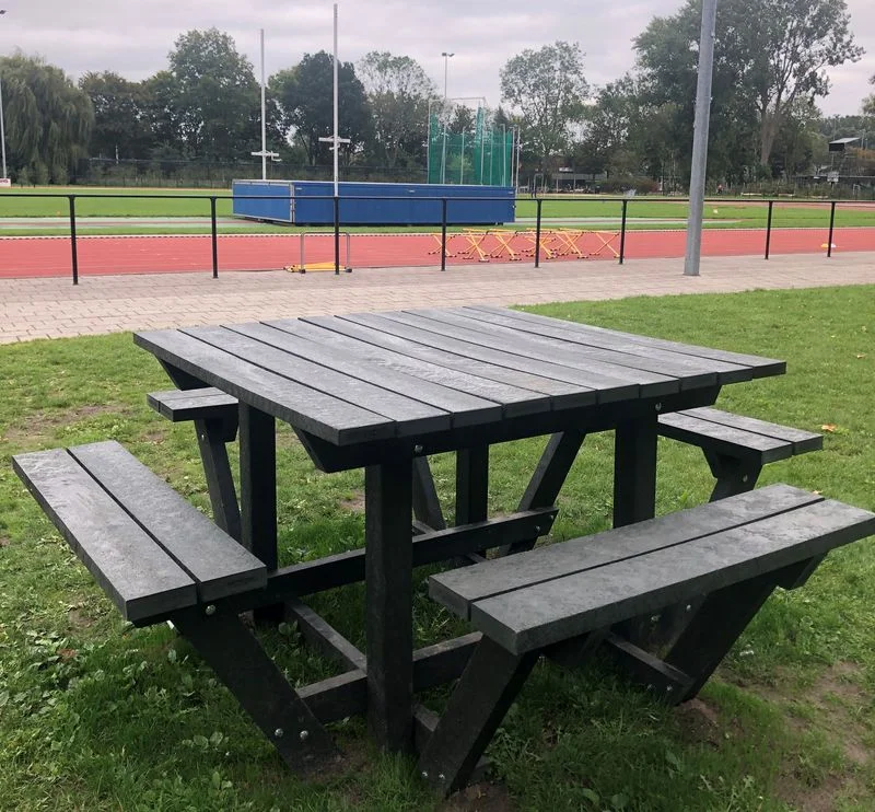 GreenMatter picnic table (4 benches)