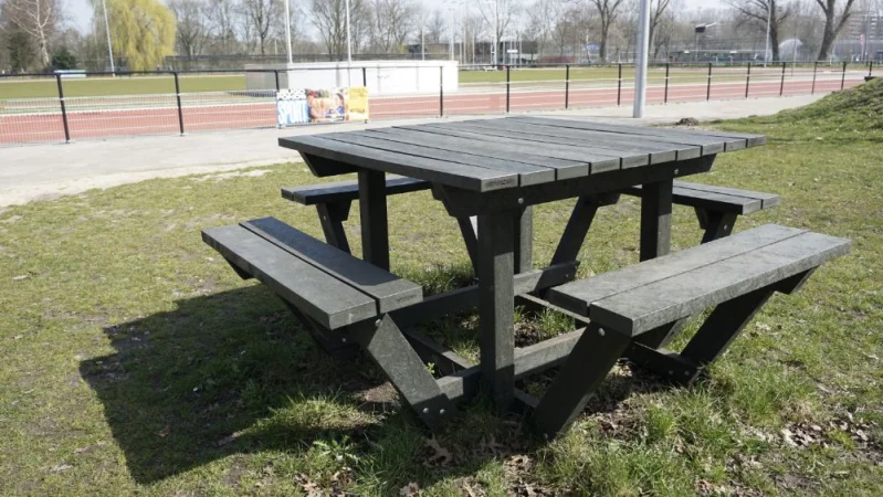 GreenMatter picnic table (4 benches)