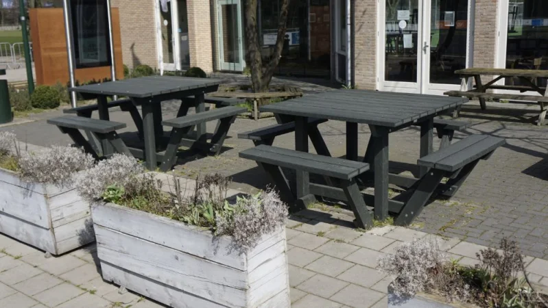 GreenMatter picnic table (4 benches)