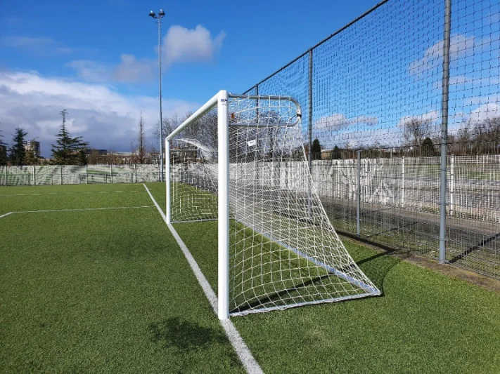 voetbaldoel met ronde netbeugels